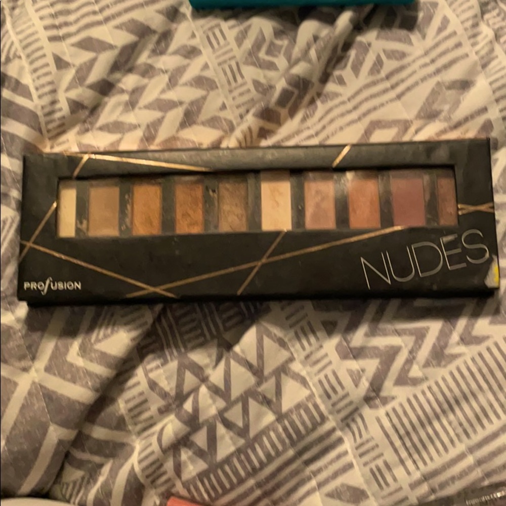 NUDES MAKEUP PALLET